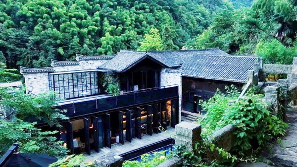 在不舍野馬嶺民宿中，中式家具被完好地繼承與發(fā)揚，客房的設(shè)計簡潔而有溫度，提供了舒適的生活體驗
